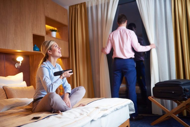 Voyageur comparant des chambres d’hôtel et leurs tarifs sur un ordinateur portable.